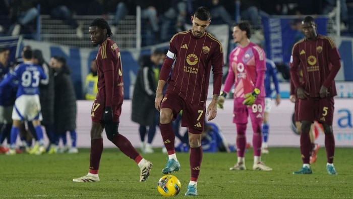 COMO, ITALY - DECEMBER 15: Lorenzo Pellegrini of AS Roma reacts at the end of the Serie A match between Como and AS Roma at Stadio G. Sinigaglia on December 15, 2024 in Como, Italy. (Photo by Pier Marco Tacca/Getty Images)