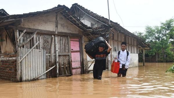 Tanggul Jebol Bikin Banjir Besar Rendam Ponorogo