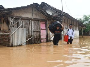 Tanggul Jebol Bikin Banjir Besar Rendam Ponorogo