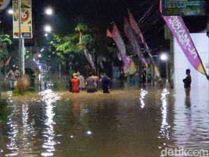 Video Penampakan Jalan Nasional Trenggalek-Tulungagung Banjir Video Penampakan Jalan Nasional Trenggalek-Tulungagung Banjir