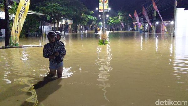 Banjir Melanda Jalan Nasional Trenggalek-Tulungagung