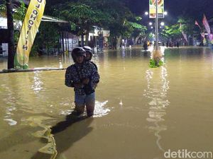Banjir Melanda Jalan Nasional Trenggalek-Tulungagung Banjir Melanda Jalan Nasional Trenggalek-Tulungagung