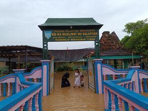 Banjir Rendam Permukiman dan Sekolah di Tuban