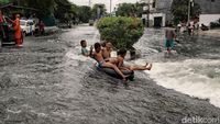 Kala Banjir Rob Jadi Wahana Bermain Anak-anak