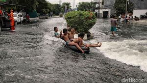 Kala Banjir Rob Jadi Wahana Bermain Anak-anak