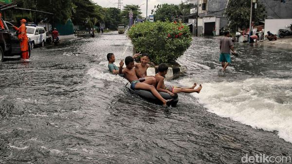 Kala Banjir Rob Jadi Wahana Bermain Anak-anak