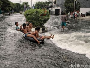 Kala Banjir Rob Jadi Wahana Bermain Anak-anak