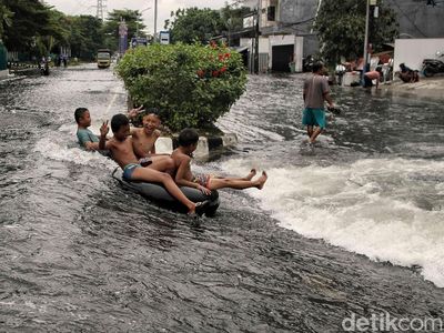 Kala Banjir Rob Jadi Wahana Bermain Anak-anak
