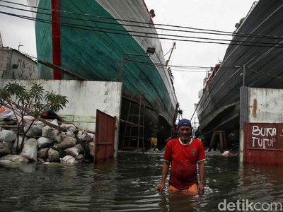 Banjir Rob Setinggi 80 Cm Rendam Komplek Galangan Kapal Muara Angke