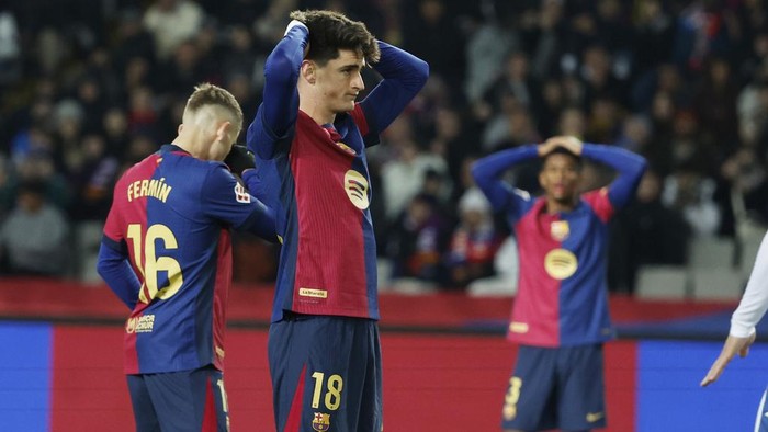 Barcelonas Pau Victor, centre, reacts during the Spanish La Liga soccer match between Barcelona and Leganes at the Lluis Companys Olympic Stadium in Barcelona, Spain, Sunday, Dec. 15, 2024. (AP Photo/Joan Monfort)