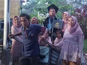 Bikin Haru, Wisudawan Trisakti Diarak Gerobak Pengepul Rongsok Ayah Usai Wisuda Bikin Haru, Wisudawan Trisakti Diarak Gerobak Pengepul Rongsok Ayah Usai Wisuda