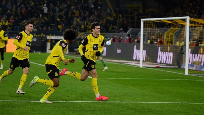 15 December 2024, North Rhine-Westphalia, Dortmund: Soccer: Bundesliga, Borussia Dortmund - TSG 1899 Hoffenheim, Matchday 14, Signal Iduna Park. Dortmunds Giovanni Reyna (r) celebrates with his teammates after scoring the 1:0 goal. Photo: Bernd Thissen/dpa - IMPORTANT NOTE: In accordance with the regulations of the DFL German Football League and the DFB German Football Association, it is prohibited to utilize or have utilized photographs taken in the stadium and/or of the match in the form of sequential images and/or video-like photo series. (Photo by Bernd Thissen/picture alliance via Getty Images)