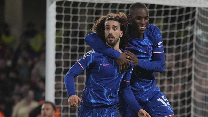 Chelseas Marc Cucurella, left, celebrates with Chelseas Nicolas Jackson after scoring the opening goal of the game during the English Premier League soccer match between Chelsea and Brentford at Stamford Bridge in London, Sunday, Dec. 15, 2024. (AP Photo/Kin Cheung)
