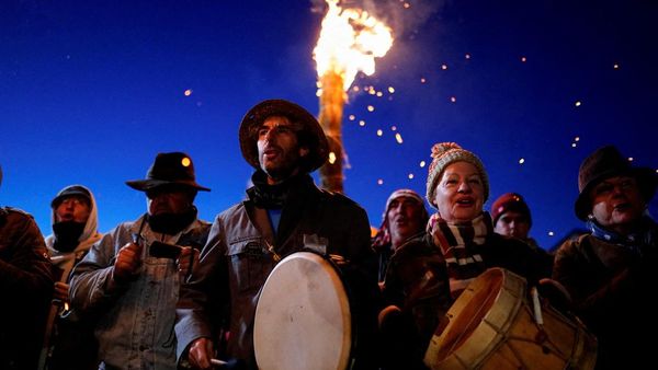Uniknya Festival Pukul Sapu yang Menyala Api di Spanyol