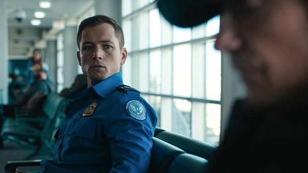 Carry-On. (L-R) Taron Egerton as Ethan Kopek and Jason Bateman as Traveler in Carry-On. Cr. Netflix © 2024.