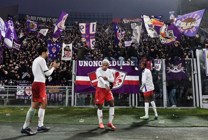 Soccer Football - Serie A - Bologna v Fiorentina - Stadio Renato DallAra, Bologna, Italy - December 15, 2024 Fiorentinas Dodo gives his shirt to fans after the match REUTERS/Jennifer Lorenzini     TPX IMAGES OF THE DAY