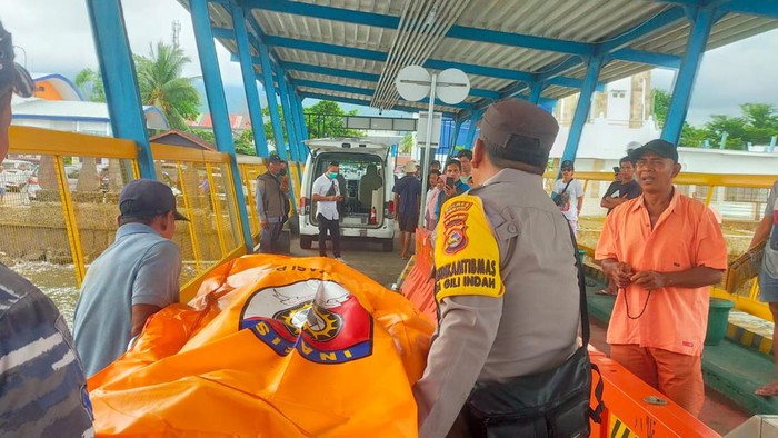 Gantung Diri Evakuasi mayat korban tewas gantung diri di suatu kedai makanan di Gili Air, Desa Gili Indah, Kecamatan Pemenang, Lombok Utara. (Humas Polres Lombok Utara).