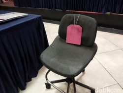 Kursi Saksi Bisu Kekejian Anak Bos Toko Roti yang Aniaya Karyawati