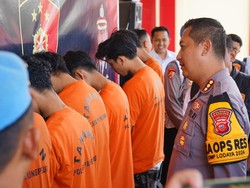 Viral Gerombolan Bermotor Rusak Warung-Aniaya Warga di Bandung