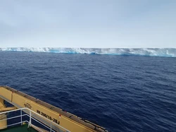 Gunung Es Terbesar dan Tertua Dunia Berlayar ke Samudra Selatan Antartika