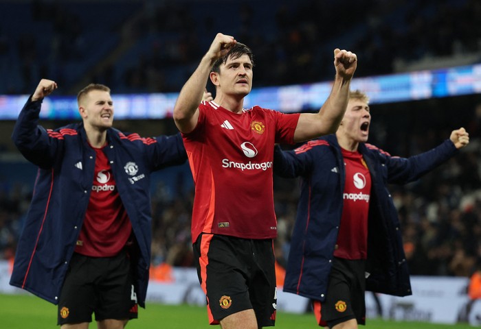 Soccer Football - Premier League - Manchester City v Manchester United - Etihad Stadium, Manchester, Britain - December 15, 2024 Manchester Uniteds Harry Maguire celebrates after the match REUTERS/Phil Noble EDITORIAL USE ONLY. NO USE WITH UNAUTHORIZED AUDIO, VIDEO, DATA, FIXTURE LISTS, CLUB/LEAGUE LOGOS OR LIVE SERVICES. ONLINE IN-MATCH USE LIMITED TO 120 IMAGES, NO VIDEO EMULATION. NO USE IN BETTING, GAMES OR SINGLE CLUB/LEAGUE/PLAYER PUBLICATIONS. PLEASE CONTACT YOUR ACCOUNT REPRESENTATIVE FOR FURTHER DETAILS..