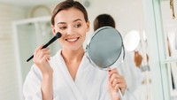 Spons Vs Kuas Makeup, Mana yang Lebih Bagus untuk Pakai Foundation?
