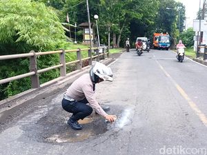 Puluhan Lubang Berbahaya Bertebaran di Jalan Denpasar-Gilimanuk