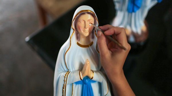 Jelang Natal, Pesanan Patung Yesus-Bunda Maria Meningkat