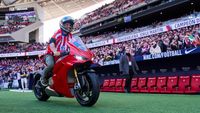 Brum, brum! Momen Jorge Martin Motoran Masuk Lapangan Bola