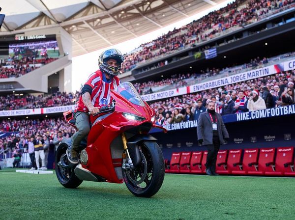 Brum, brum! Momen Jorge Martin Motoran Masuk Lapangan Bola