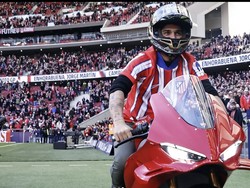 Geber Ducati Panigale, Jorge Martin Pamer Trofi MotoGP di Stadion Atletico Madrid