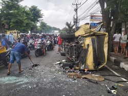 Truk dan Mobil Boks Adu Jangkrik di Jalan Denpasar-Gilimanuk, 4 Orang Luka