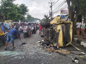 Truk dan Mobil Boks Adu Jangkrik di Jalan Denpasar-Gilimanuk, 4 Orang Luka Truk dan Mobil Boks Adu Jangkrik di Jalan Denpasar-Gilimanuk, 4 Orang Luka