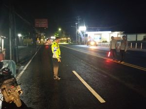 Motor Bonceng 3 Tabrak Mobil Parkir di Gamping Sleman, 1 Orang Tewas Motor Bonceng 3 Tabrak Mobil Parkir di Gamping Sleman, 1 Orang Tewas