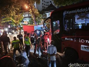 Sopir Diduga Kejang, Mobil Boks Oleng Tabrak BST di Jalan Gajahmada Solo