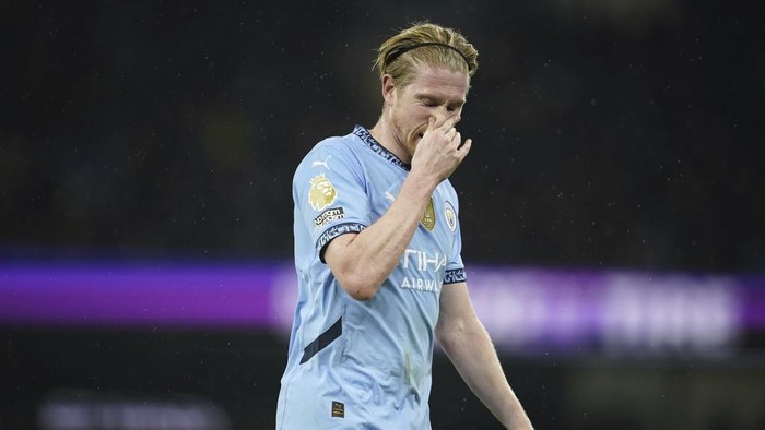 Manchester Citys Kevin De Bruyne leaves the pitch during a substitution at the English Premier League soccer match between Manchester City and Nottingham Forest at the Etihad Stadium in Manchester, Wednesday, Dec. 4, 2024. (AP Photo/Dave Thompson)