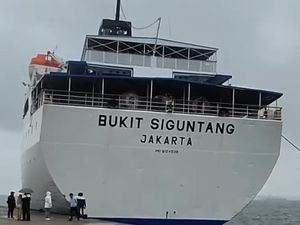 KM Bukit Siguntang Bawa 1.886 Pemudik Tabrak Dermaga Pelabuhan Parepare KM Bukit Siguntang Bawa 1.886 Pemudik Tabrak Dermaga Pelabuhan Parepare