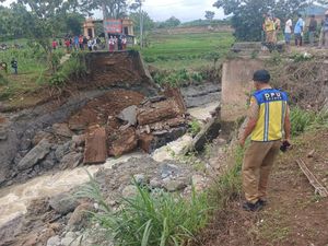 Jembatan 15 Meter Penghubung Sragen-Ngawi Ambrol, Akses Warga Putus
