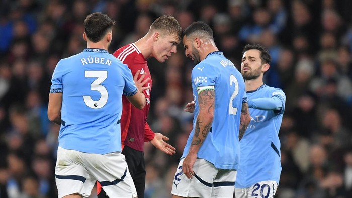  Manchester United's Rasmus Hojlund head butts Manchester City's Kyle Walker during the Premier League match between Manchester City FC and Manchester United FC at Etihad Stadium on December 15, 2024 in Manchester, England. (Photo by Dave Howarth - CameraSport via Getty Images)