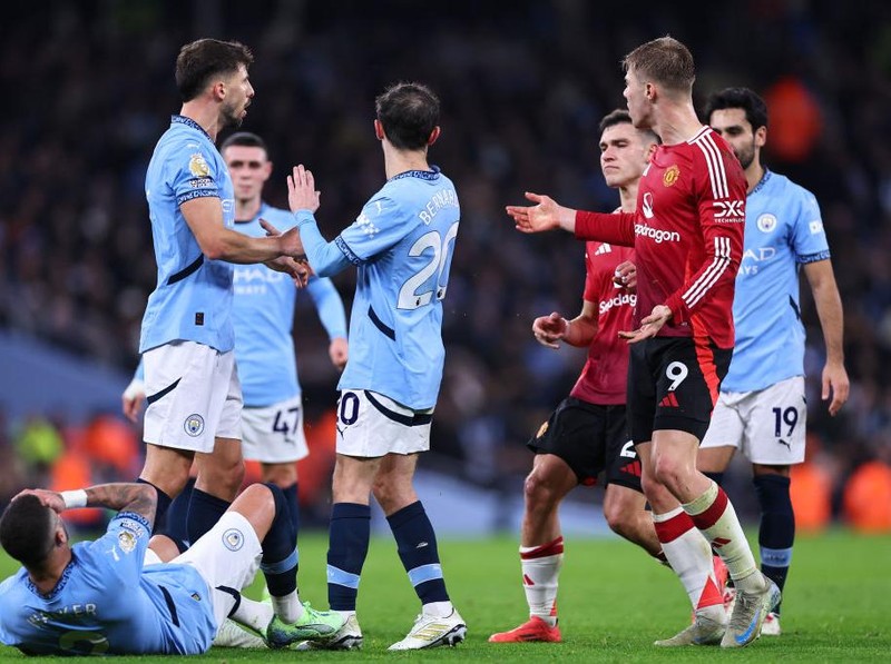 MANCHESTER, ENGLAND - DECEMBER 15: Kyle Walker of Manchester City reacts after a push from Rasmus Højlund of Manchester United  during the Premier League match between Manchester City FC and Manchester United FC at Etihad Stadium on December 15, 2024 in Manchester, England. (Photo by Robbie Jay Barratt - AMA/Getty Images)