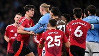 Para pemain MU kesal karena merasa Walker lebay. Kubu Man City pun ikut panas melihat Walker jatuh. Foto: Getty Images/Michael Regan