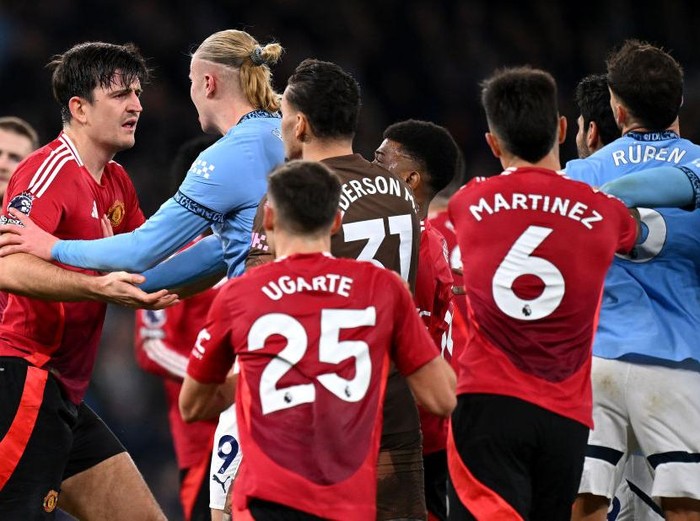 MANCHESTER, ENGLAND - DECEMBER 15: Harry Maguire of Manchester United and Erling Haaland of Manchester City clash following an altercation between Kyle Walker of Manchester City (not pictured) and Rasmus Hojlund of Manchester United (not pictured) during the Premier League match between Manchester City FC and Manchester United FC at Etihad Stadium on December 15, 2024 in Manchester, England. (Photo by Michael Regan/Getty Images)