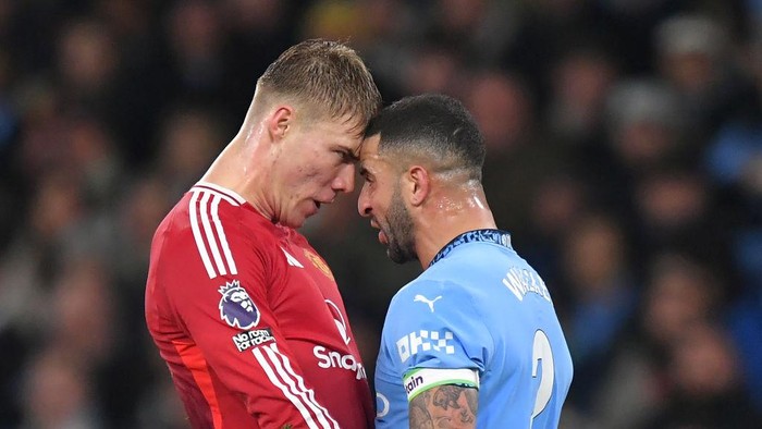 MANCHESTER, ENGLAND - DECEMBER 15: Manchester Citys Kyle Walker squares up to Manchester Uniteds Rasmus Hojlund during the Premier League match between Manchester City FC and Manchester United FC at Etihad Stadium on December 15, 2024 in Manchester, England. (Photo by Dave Howarth - CameraSport via Getty Images)