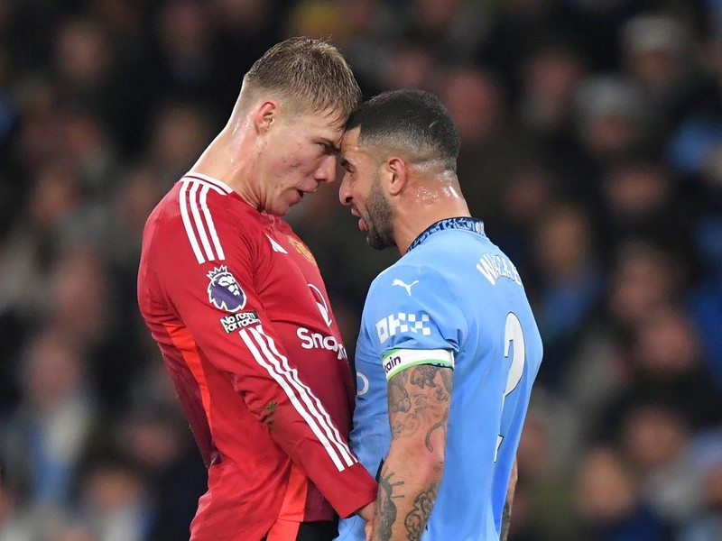 MANCHESTER, ENGLAND - DECEMBER 15: Manchester City's Kyle Walker squares up to Manchester United's Rasmus Hojlund during the Premier League match between Manchester City FC and Manchester United FC at Etihad Stadium on December 15, 2024 in Manchester, England. (Photo by Dave Howarth - CameraSport via Getty Images)