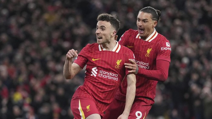 Liverpools Diogo Jota, left, celebrates with Liverpools Darwin Nunez after scoring his sides second goal during the English Premier League soccer match between Liverpool and Fulham, at Anfield stadium in Liverpool, England, Saturday, Dec. 14, 2024. (AP Photo/Jon Super)
