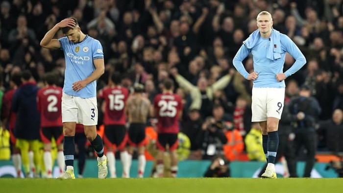 Manchester Citys Erling Haaland, right, and Manchester Citys Ruben Dias react disappointed after the English Premier League soccer match between Manchester City and Manchester United at the Etihad Stadium in Manchester, Sunday, Dec. 15, 2024. (AP Photo/Dave Thompson)