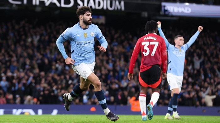 MANCHESTER, ENGLAND - DECEMBER 15: Josko Gvardiol of Manchester City celebrates after scoring their sides first goal during the Premier League match between Manchester City FC and Manchester United FC at Etihad Stadium on December 15, 2024 in Manchester, England. (Photo by Alex Livesey - Danehouse/Getty Images)