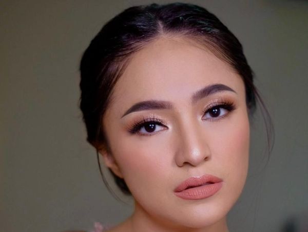 7 Pesona Marshanda Berbalut Kebaya Mauve di Pernikahan Adik, Anggun Memukau