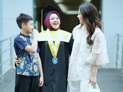 Semringah Mbak Lala Wisuda Jadi Sarjana Ditemani Nagita Slavina dan Rafathar