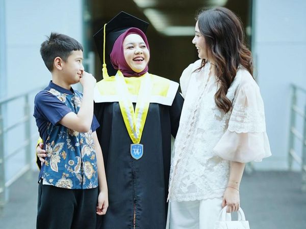 Semringah Mbak Lala Wisuda Jadi Sarjana Ditemani Nagita Slavina dan Rafathar